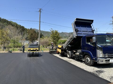 アスファルト敷き均し完了
