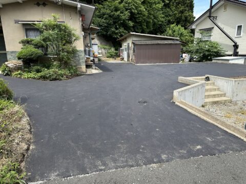 アスファルト敷き均し工事